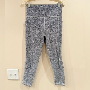 🔥Athleta High-Waisted Black and White Patterned Leggings🔥